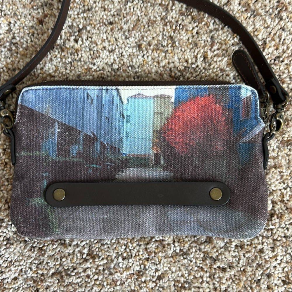 Vida crossbody scenic city scene clutch bag. - Picture 4 of 10